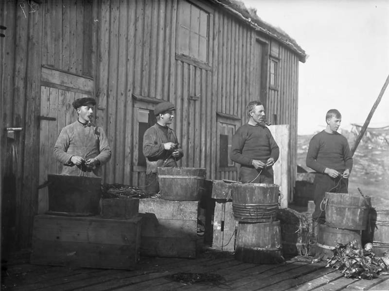 Fishermen in front of rorbu